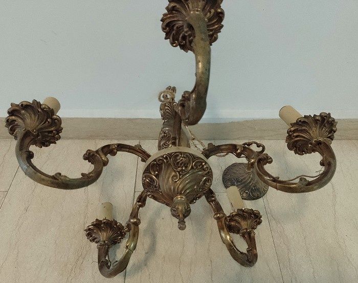 Candelabru din bronz masiv cu 5 brațe in stilul Rococo piesa cu o lucratura de o foarte mare finețe