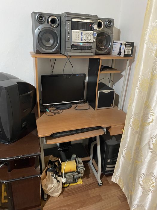 телевизор, компьютерный стол и магнитола