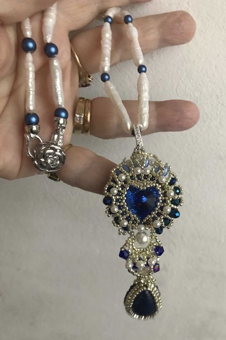 Colier handmade cu perle biwa naturalr albe,lapis lazuli si pandant