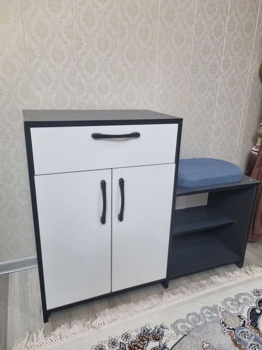 Продаётся Обувница новая.