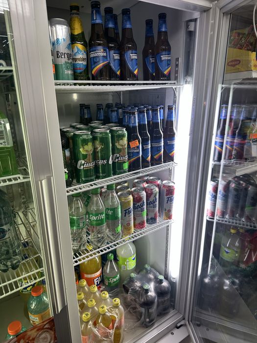 Vand vitrina frigorifica cu usi de sticla si sertare pentru diverse