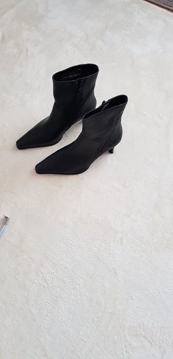 Ghete captusite, marimea 36, noi, material din piele naturala