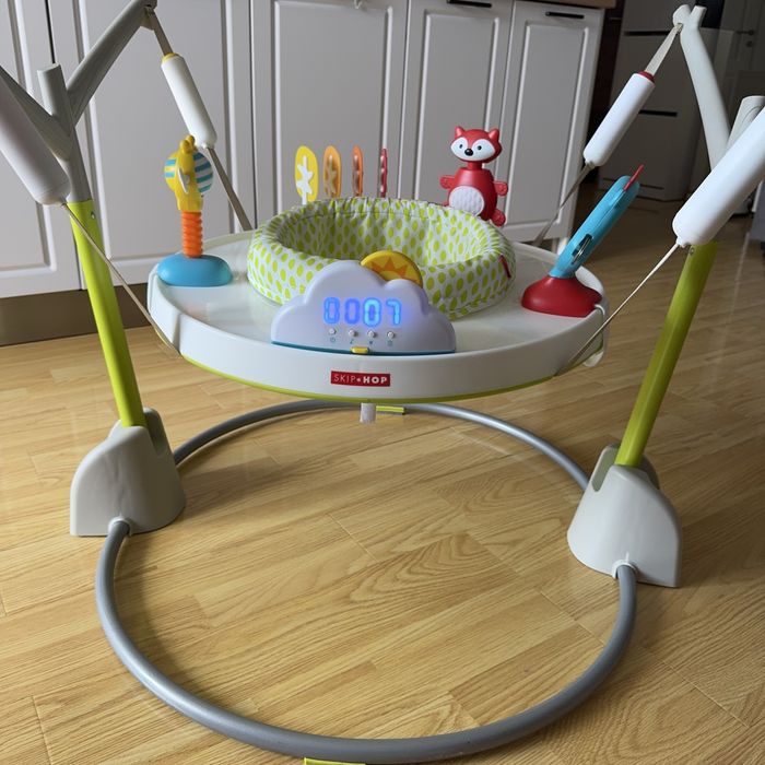 Jumper interactiv pliabil Skip Hop centru activitati saritor bouncer pt bebelusi cu jucarii muzica si lumini