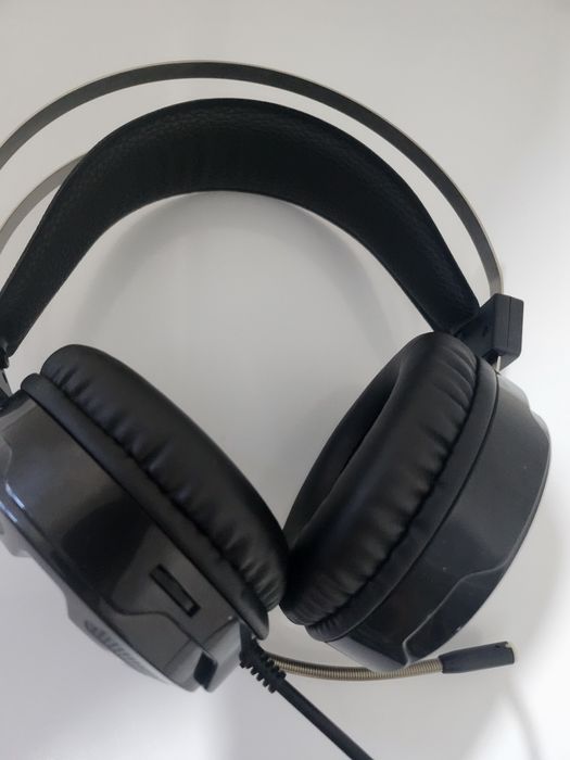 Наушники продам Moxom