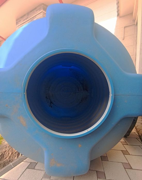 Yomkost bochka sotiladi. 1250 litr. Holati yangidek. Продается ёмкость