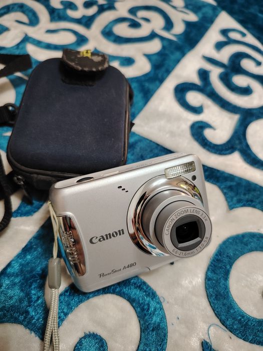 Фотоаппарат Canon на 2 батарейках
