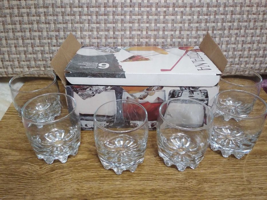 Продам набор стеклянных стаканов для напитков