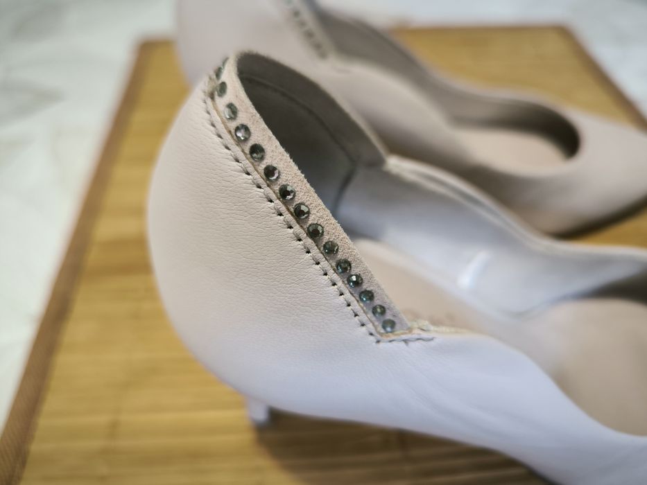 Елегантни дамски обувки, светлосиви на ток, естествена кожа