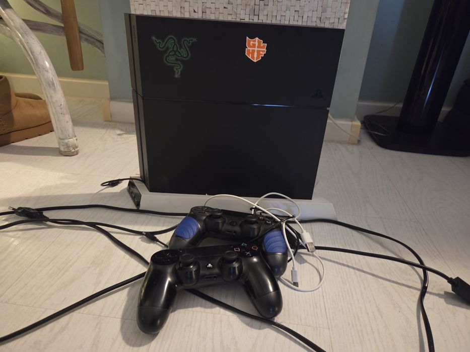 Vand PS 4 in stare buna