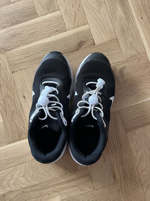 Продавам детски маратонки Nike