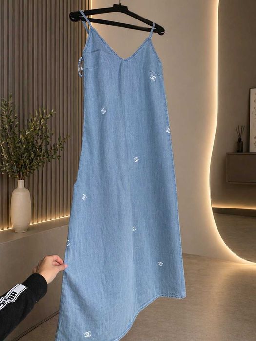 дънкова дълга рокля на шанел chanel уникална модерна с тънки презрамки, които се коригират