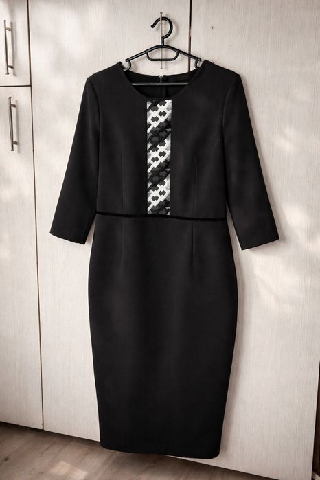 Rochie neagră elegantă StarShiners, midi, cu detaliu geometric