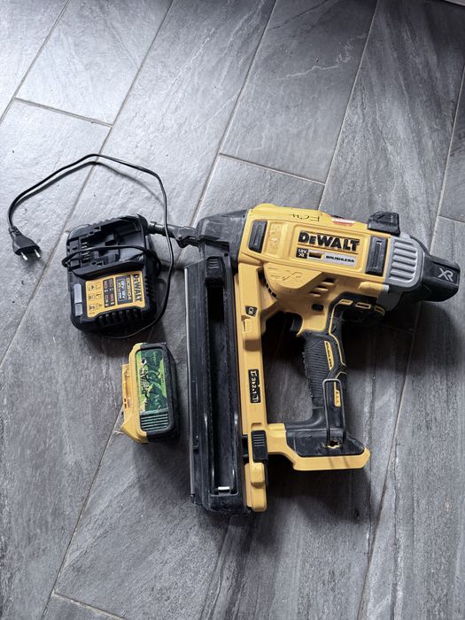 Pistol cuie beton Dewalt DCN 890