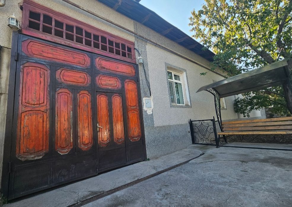 Қибрай тумани Узумзор маҳалласида 6 сотих 6 хона уй сотилади.