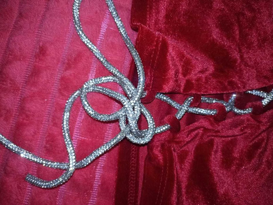 Блузка красная очень эффектная