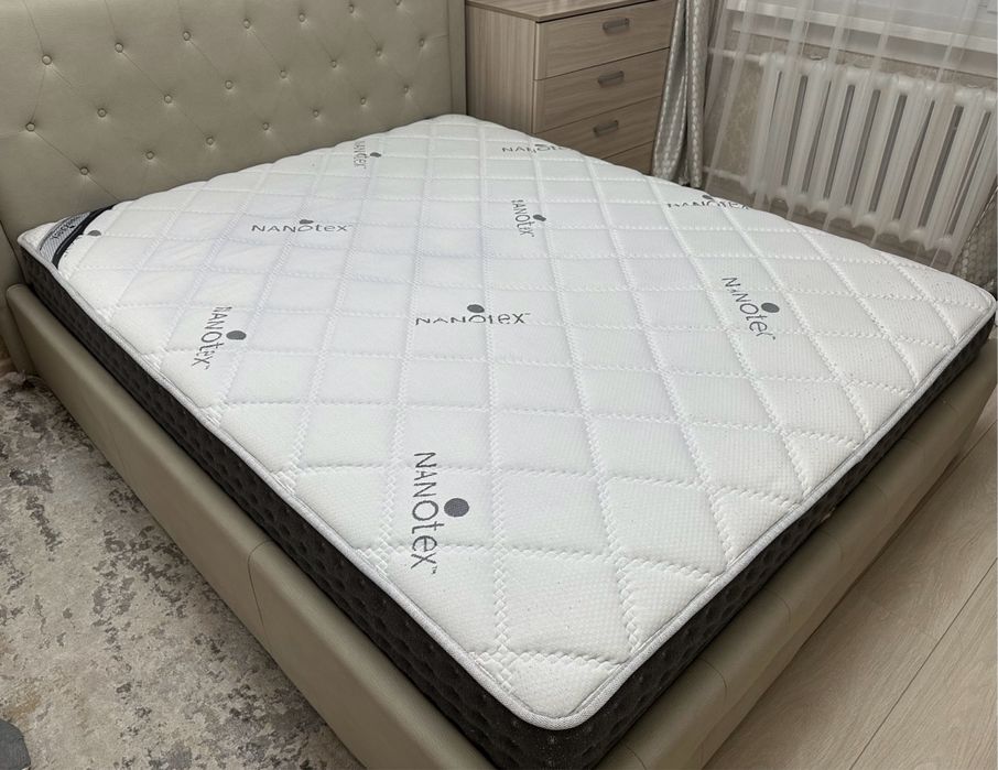 Продам двуспальную кровать без матраса