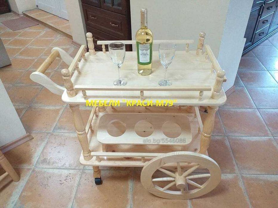 Масивна дървена масичка с два плота и колелца за лесно местене.Налична