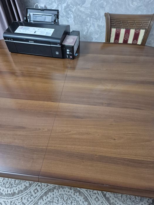 Продам гостевой стол классический