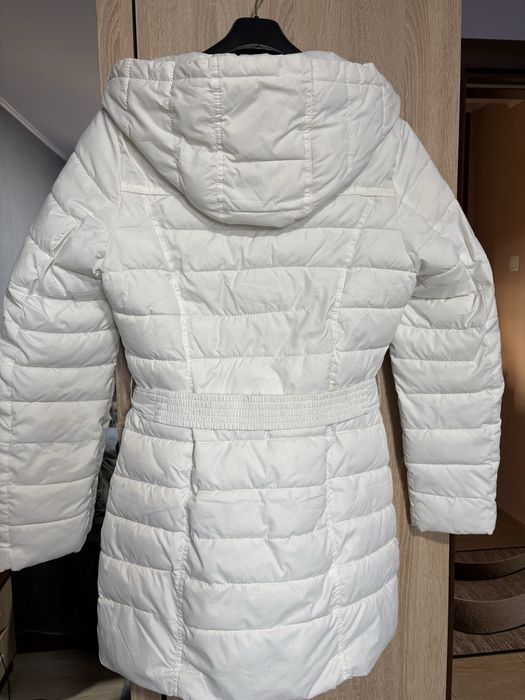 Бяло зимно яке с качулка