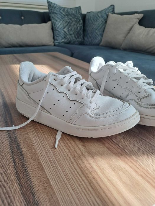 Бели детски маратонки + подарък