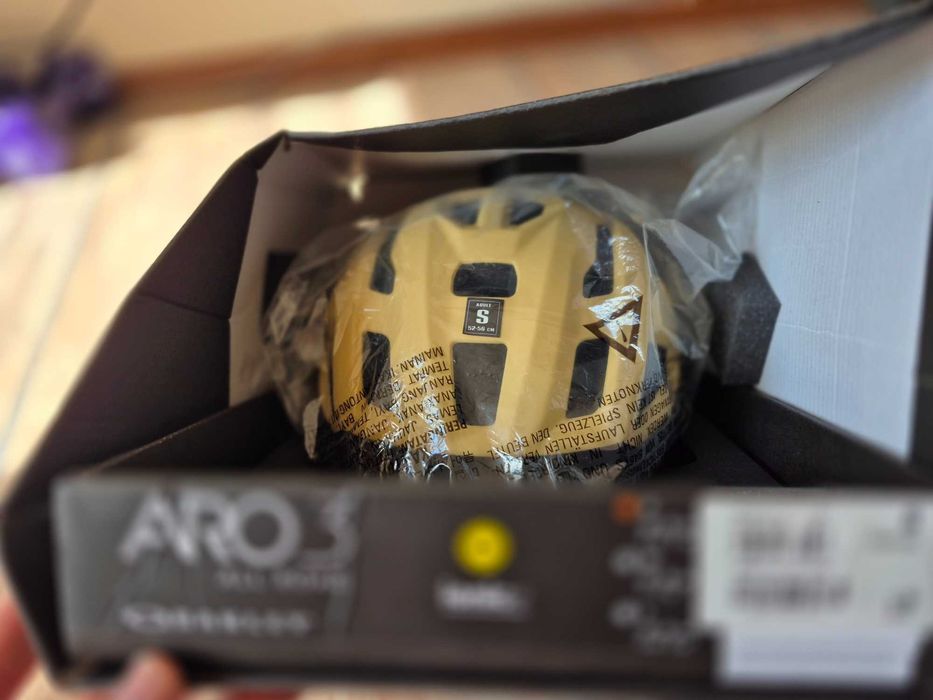 продавам нови каски  с MIP система Specialized Oakley Smith