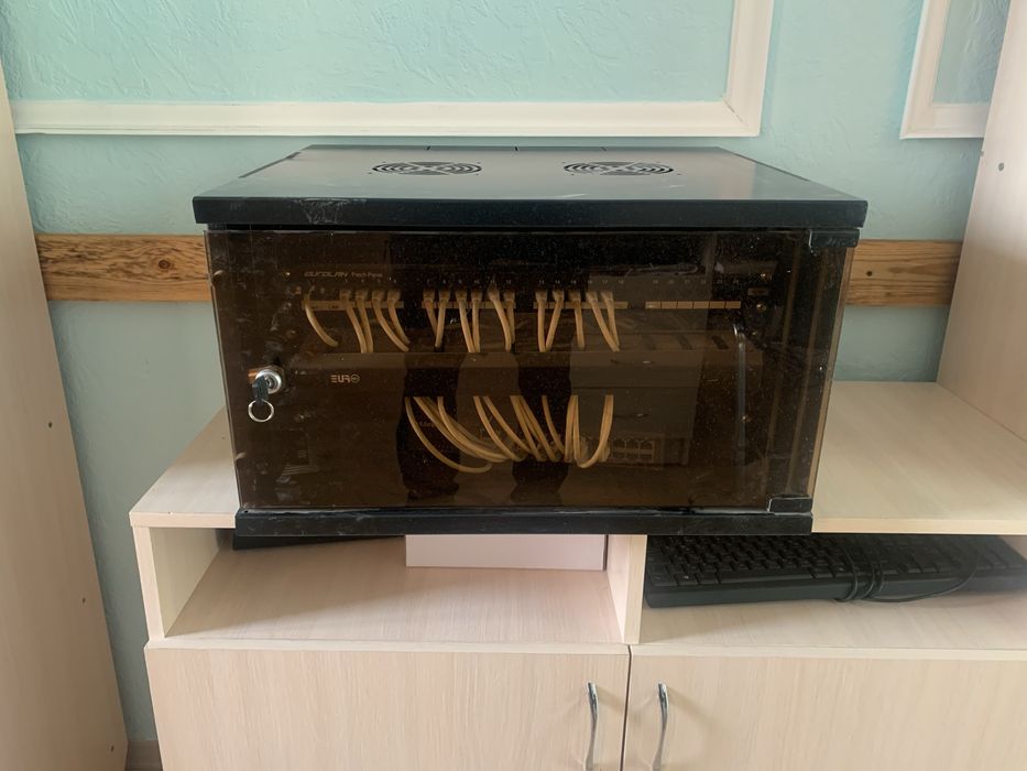 Серверный шкаф с коммутатором