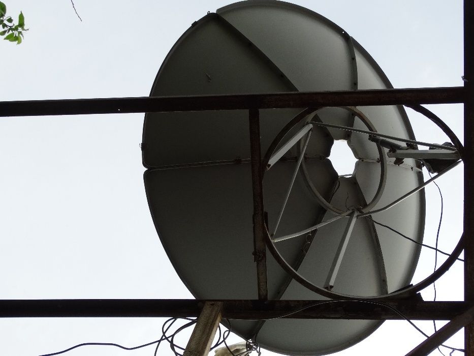 Две спутниковые тарелки, 4 головки