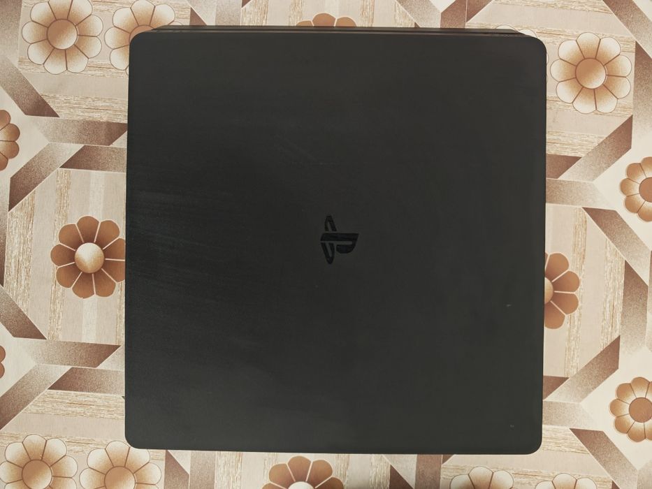PS4 1TB със 3 игри и един джойстик