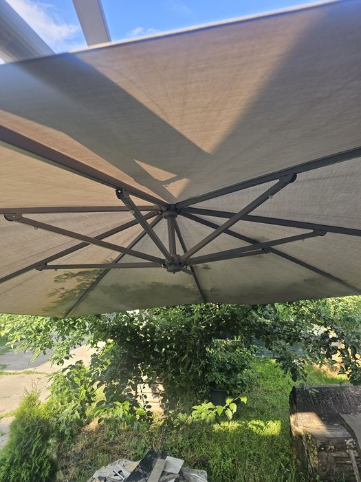 Umbrelă de grădină tip consolă, dimensiuni 3x3m