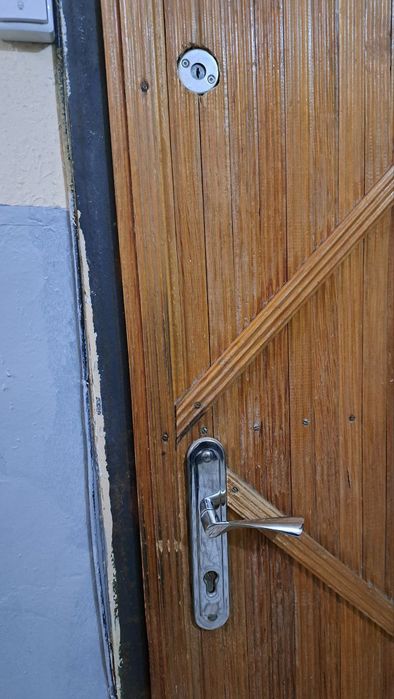 Продам ЖЕЛЕЗНУЮ ВХОДНУЮ ДВЕРЬ. В хорошем состоянии. Замки Российские