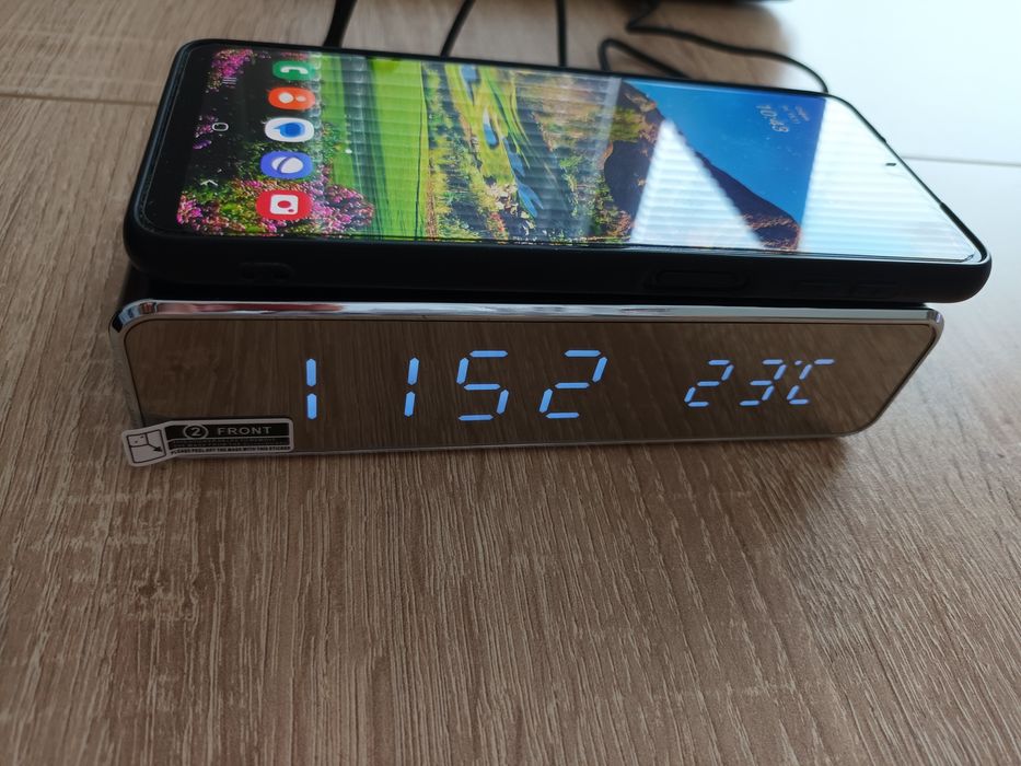 Часовник, с безжично зарядно за телефон, термометър, будилник