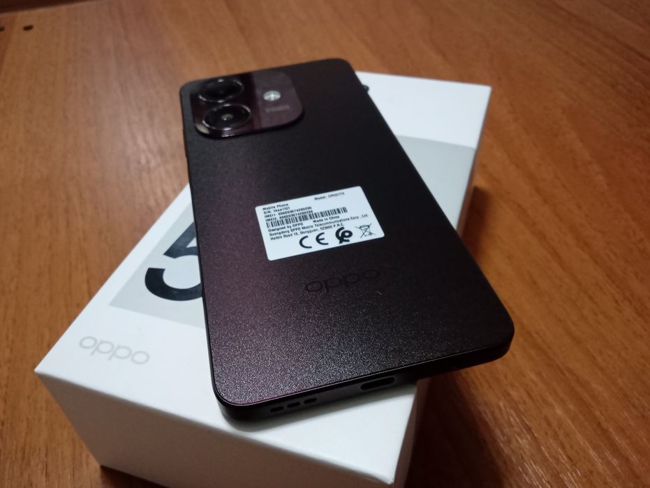 Oppo A5I . В идеале  память 128гб