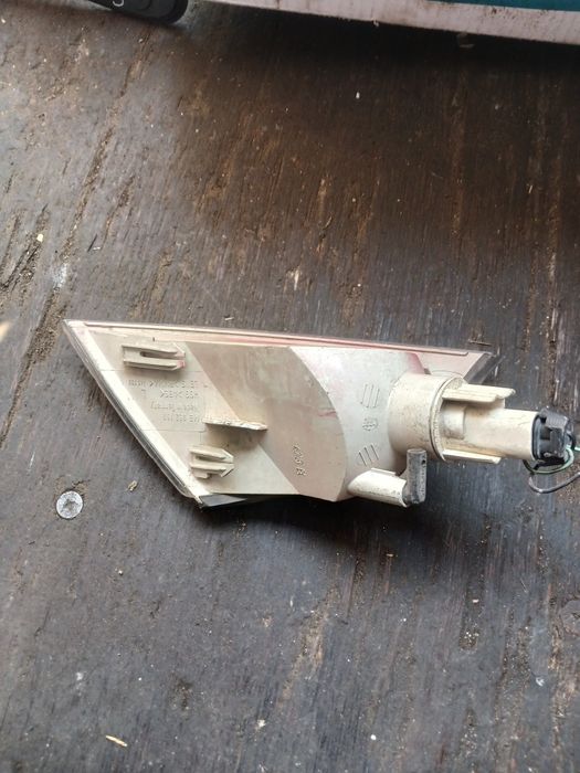 Поворотник Митсубиси Каризма левый