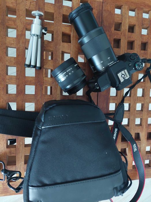 Продавам комплект фотоапарат Canon EOS M50 Mark II