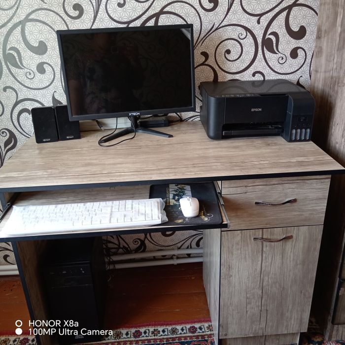 Kompyuter va kompyuter stoli sotiladi