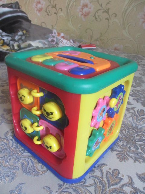 Продам детскую игрушку Уникуб чемоданчик