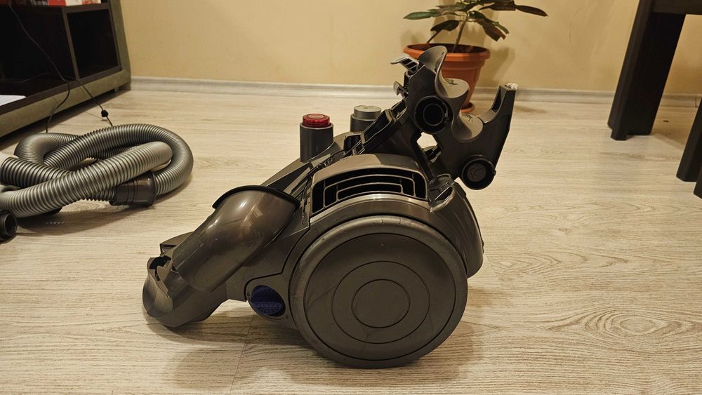 Dyson DC32 – реновирана, отлично състояние, с нов оригинален двигател