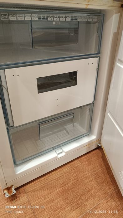 Хладилник с долен фризер AEG