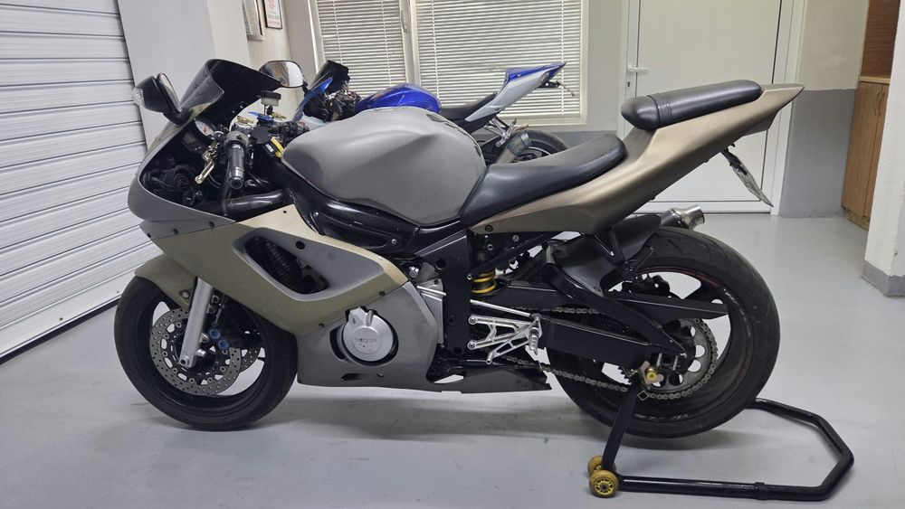 Yanaha YZF - R6.