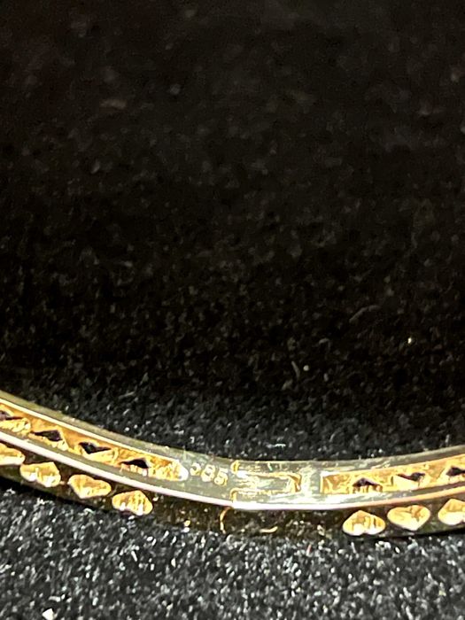 Продавам нова златна твърда гривна