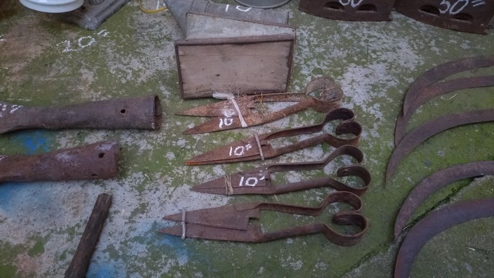 Продавам стари метални предмети , сечива