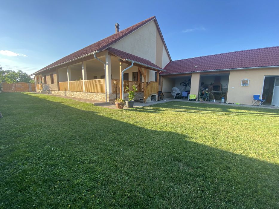 Vand casa indivituala pe parter  1200mp