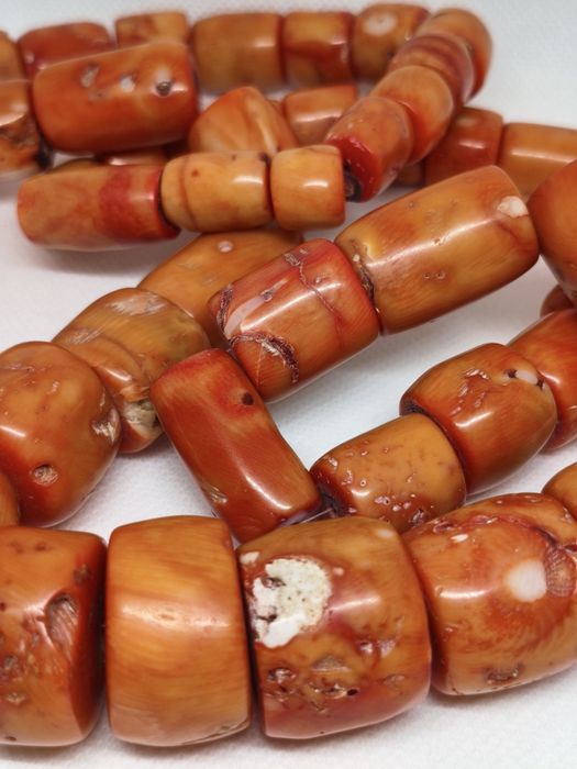 Коралловые массивные бусы