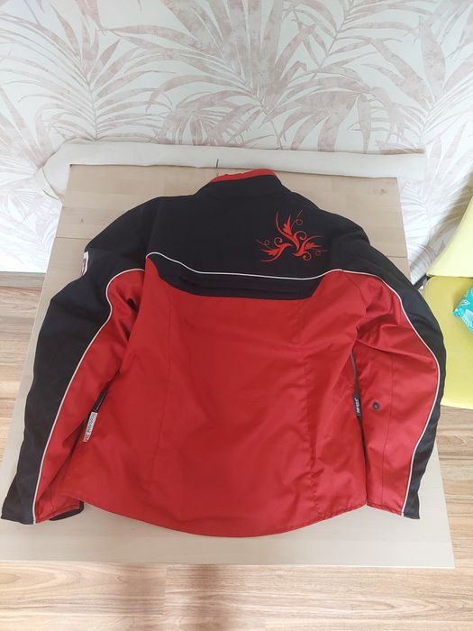 Продавам Ballistic дамско мото яке с протектори и сваляща се подплата.