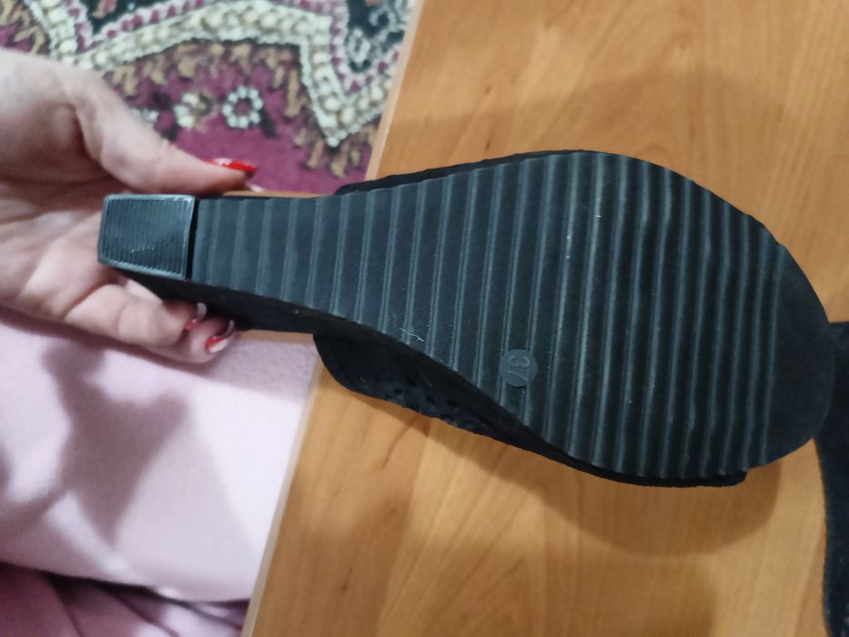 Шлепки, танкетки.