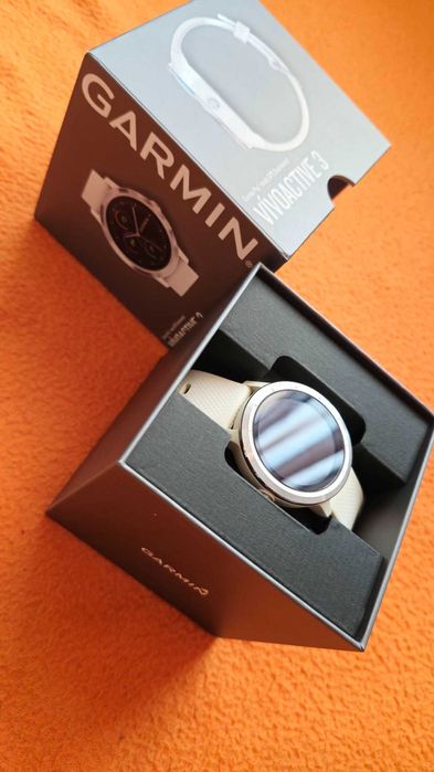 Смарт часовник Garmin Vivoactive 3 бял