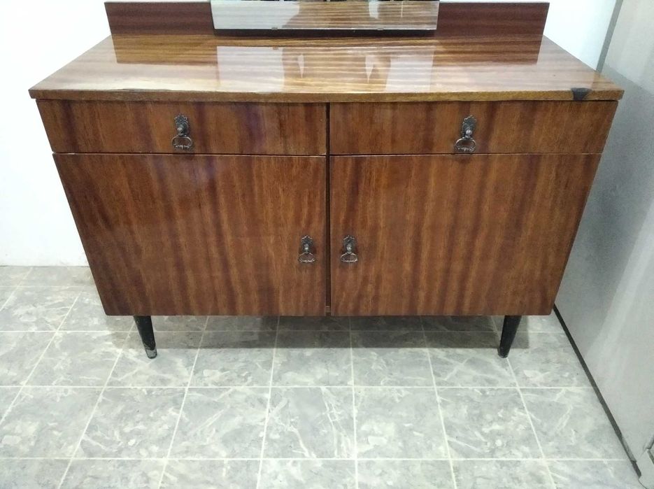 Трюмо с зеркалом. Тумба.