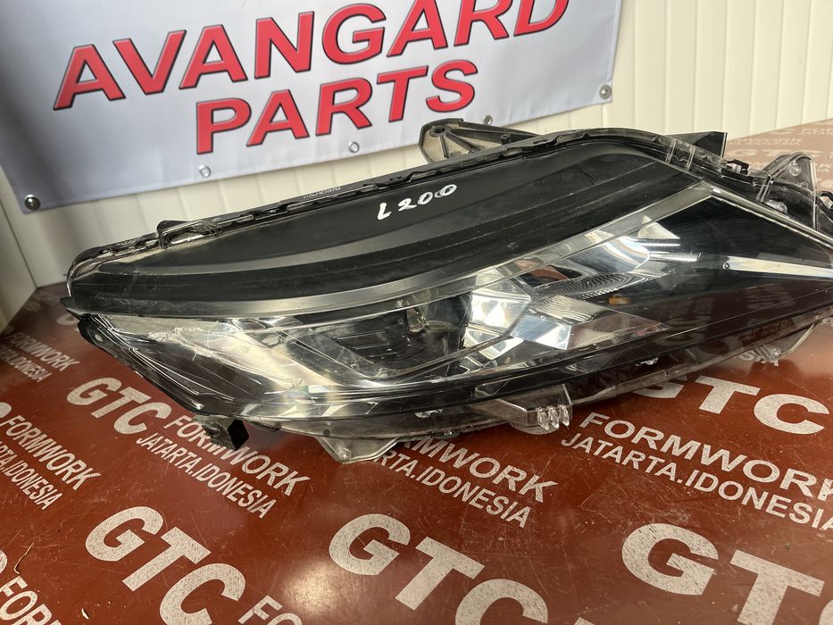 Фар Mitsubishi L200 2019- 2бр