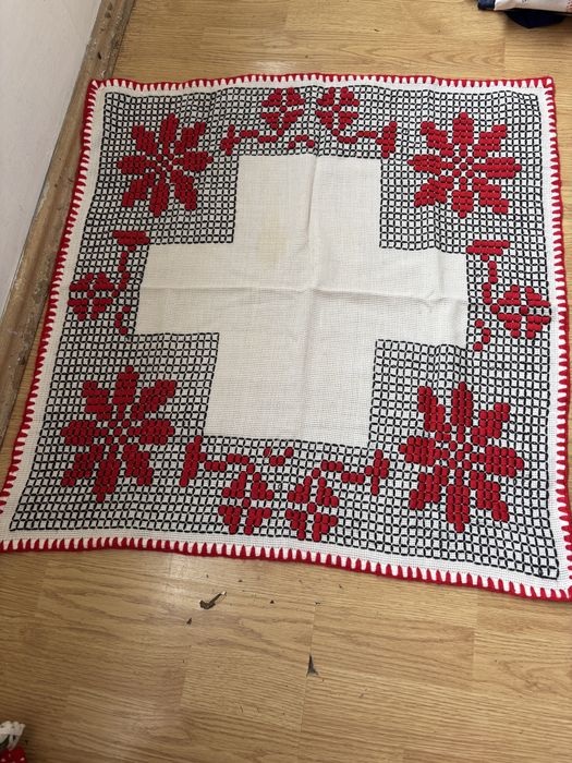 Fata de masa cusuta pe etamina