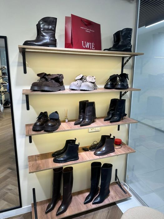 Шкаф и настенные полки